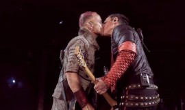 反抗俄国恐同法律，德国战车乐队在莫斯科的演唱会上同性接吻