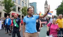 爱尔兰的总理参加北爱尔兰的LGBT骄傲游-行