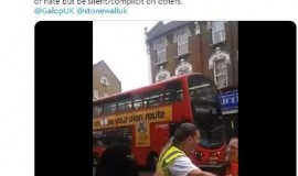 英国：恐同女子大街上言语攻击LGBT人士，被警方逮捕