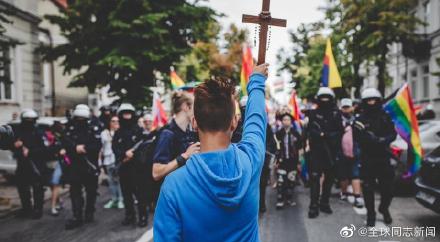 波兰：反同少年举十字架阻挡骄傲游-行，被恐同人士赞为“英雄”
