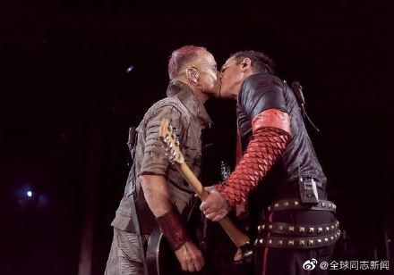 反抗俄国恐同法律，德国战车乐队在莫斯科的演唱会上同性接吻 同志新闻 第1张