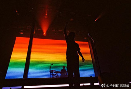 又是彩虹又是同性吻，1975乐队在迪拜演唱会上宣传同性恋平权