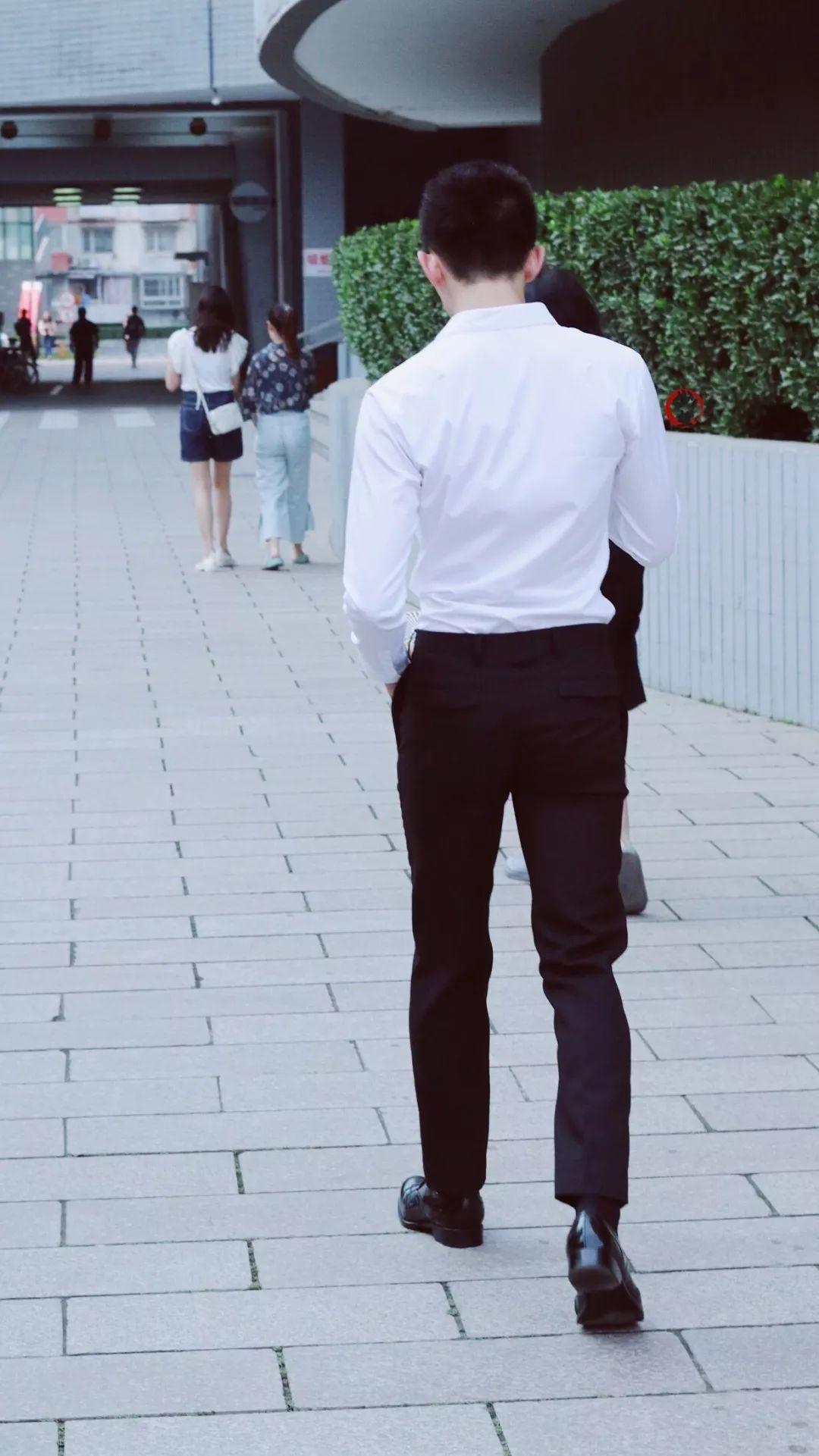吴磊上综艺吊威亚引网友围观，白衬衫正装照刷屏了！