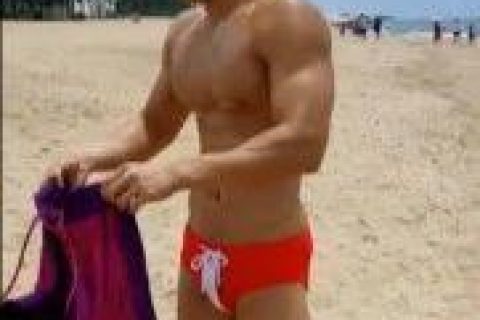 沙滩抓拍红泳裤筋肉小哥……