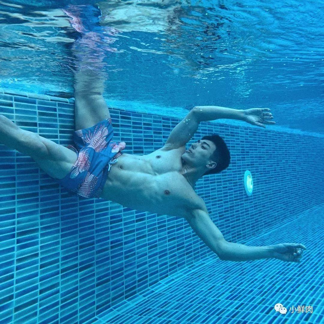 男模赵亮最新泳裤硬照一览，这谁能遭得住啊？