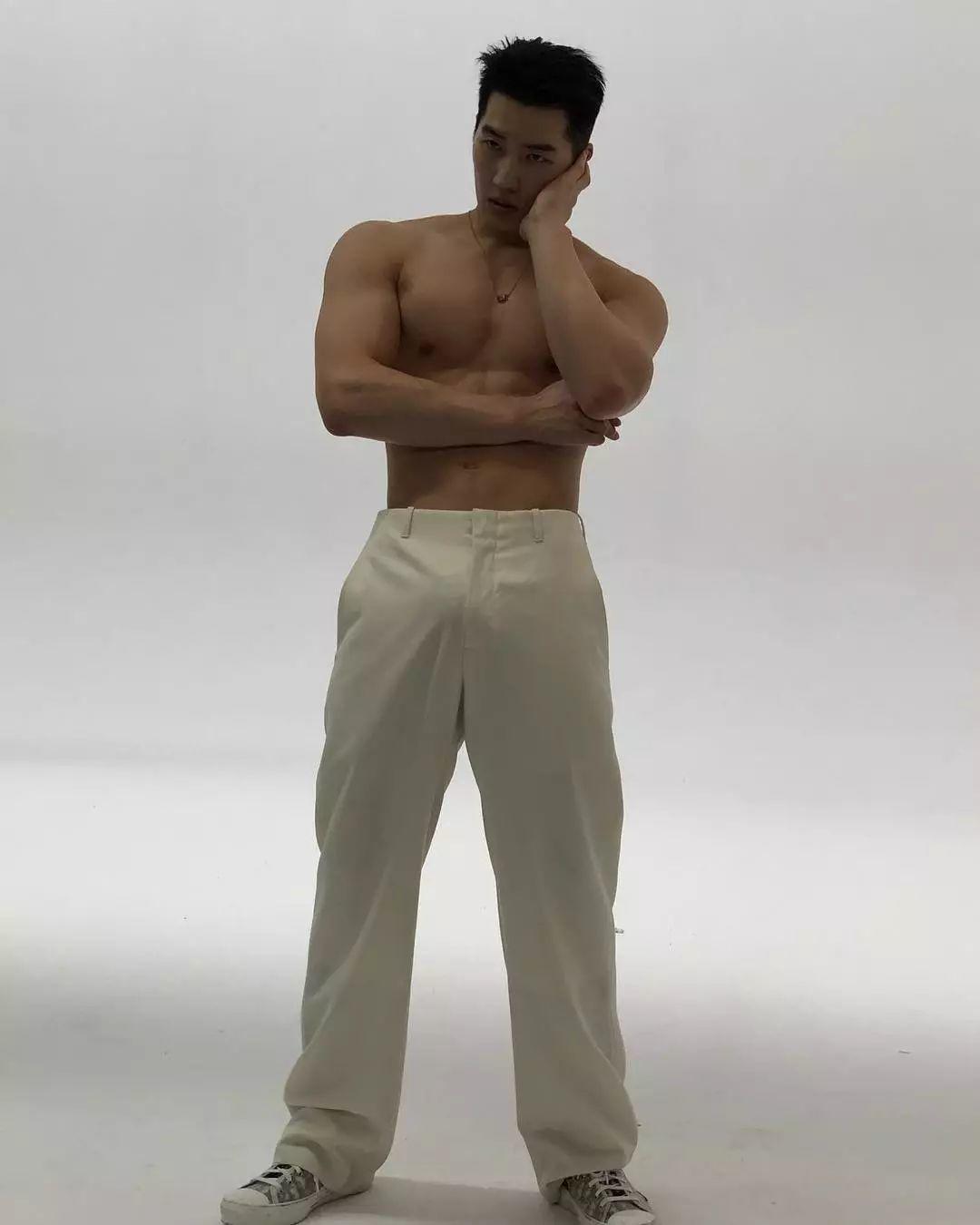 来自韩国的平面模特，谁会拒绝这样一个倒三角身材的男人呢？