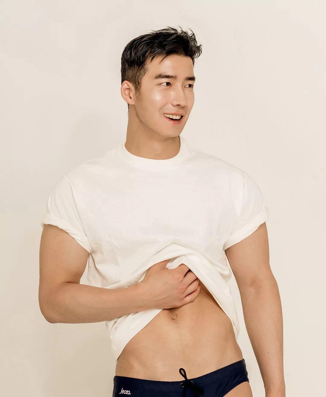 来自韩国的平面模特，谁会拒绝这样一个倒三角身材的男人呢？