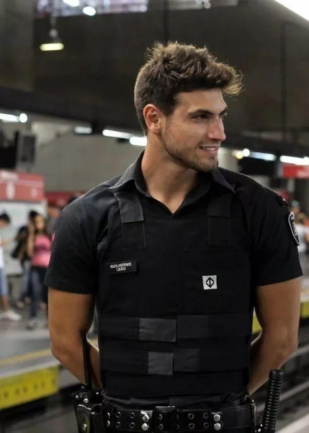 巴西超帅地铁保安在全球网络走红，想被他保护！