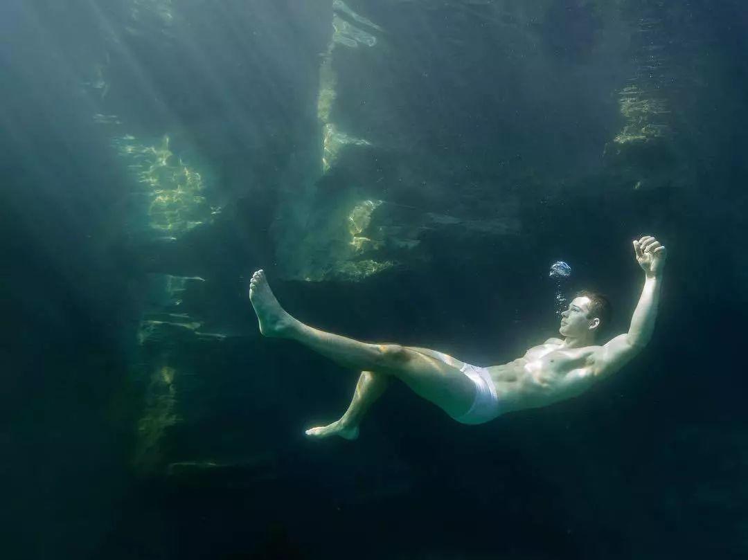 肌肉男孩们争先恐后求合作，水下摄影师Lucas Murnaghan！