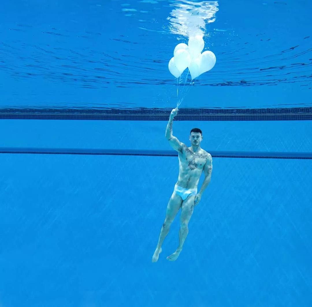 肌肉男孩们争先恐后求合作，水下摄影师Lucas Murnaghan！