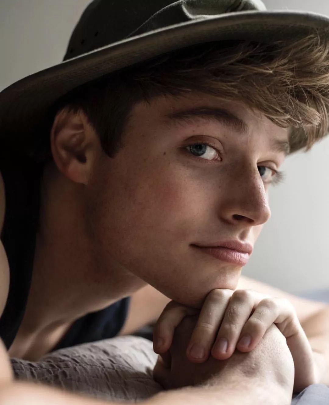 美国最火雀斑男孩Froy 要当转型歌手？