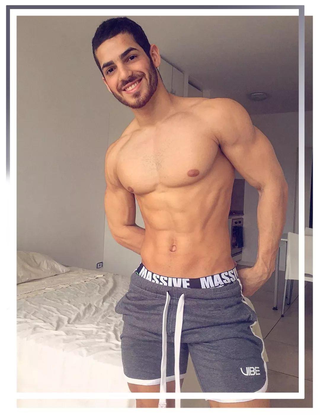 Instagram上的肌肉天菜，迷失在他的笑容里！