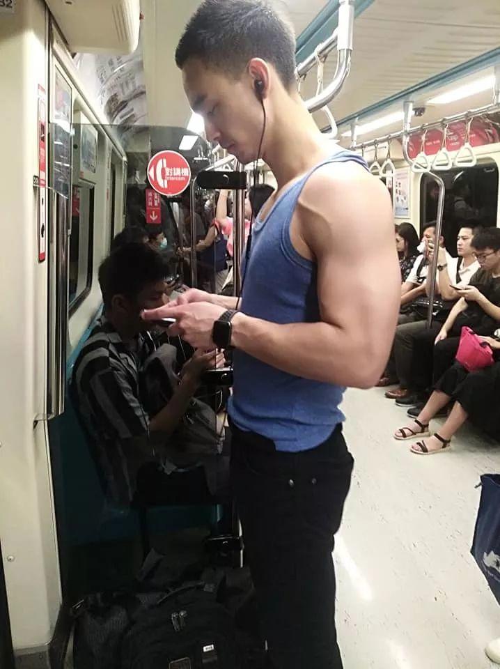 地铁偶遇大鼻梁网红，是时候验货了！