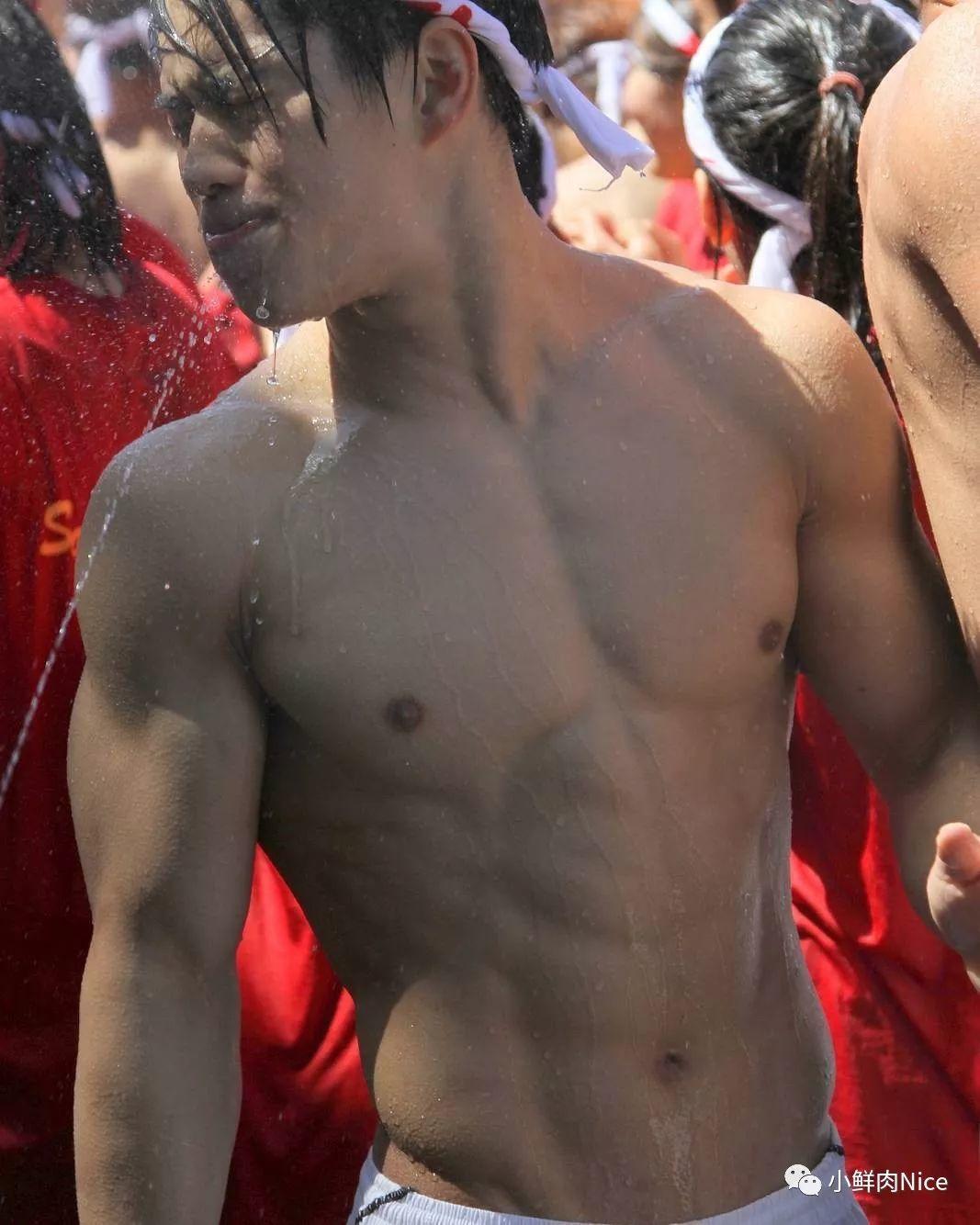 日本泼水节肌肉小哥湿身照，搓衣板腹肌太好看了