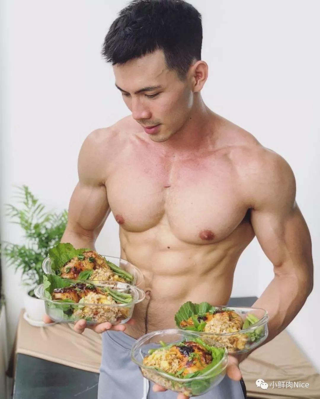 越南大Nai天菜，挺拔的胸肌让你无地自容