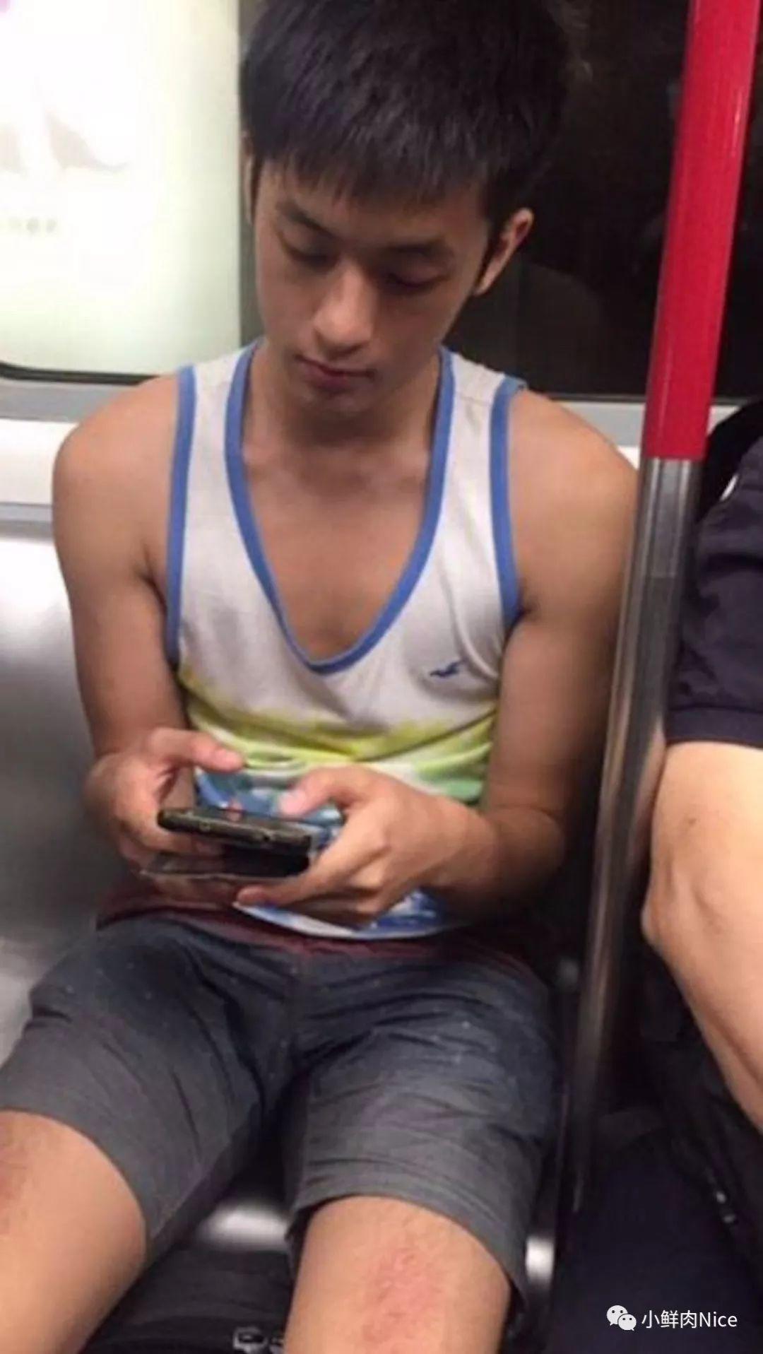 地铁里的天菜弟弟，又被捕获到啦！