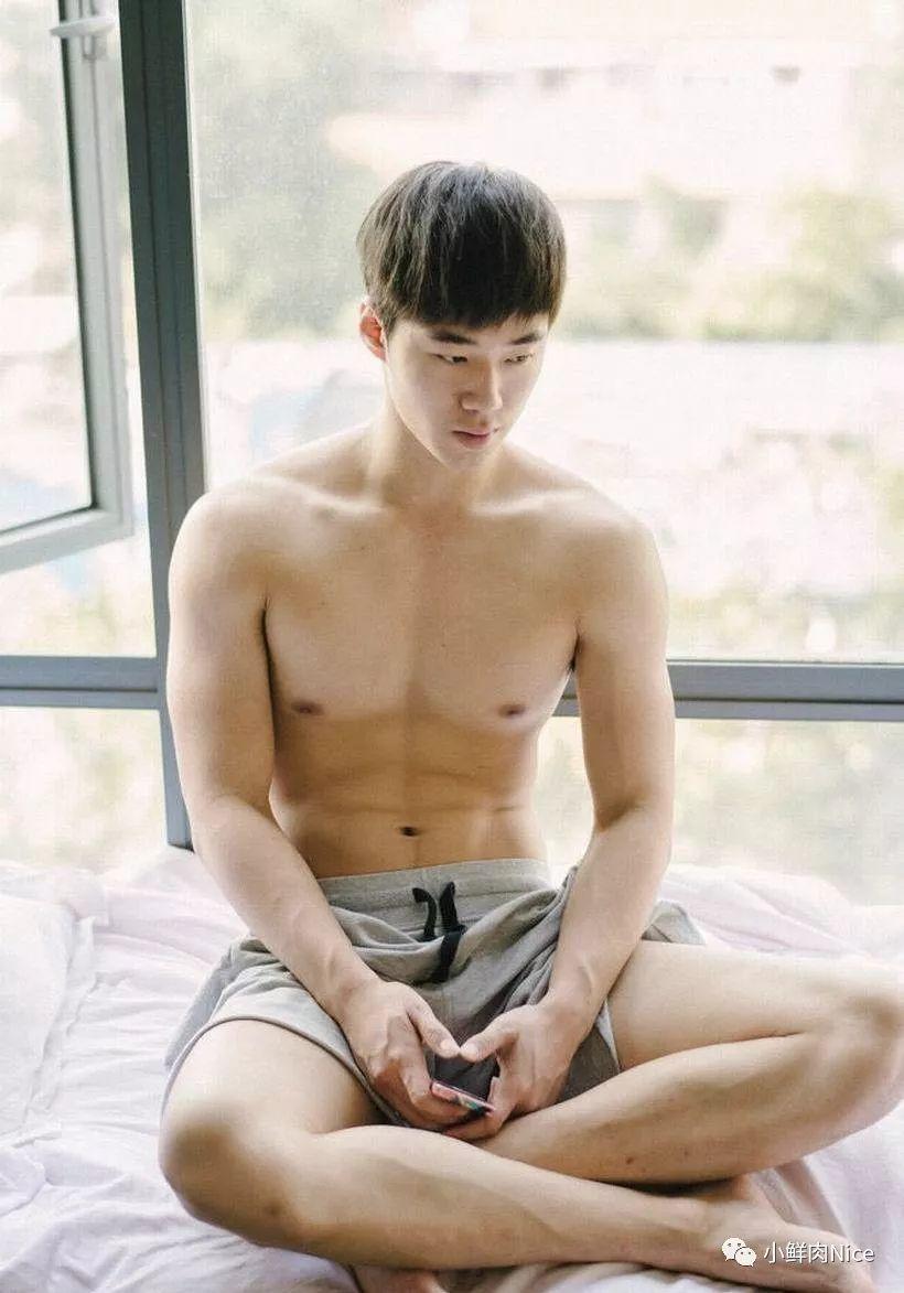 大窗下的韩国男孩。