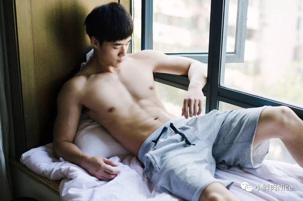 大窗下的韩国男孩。