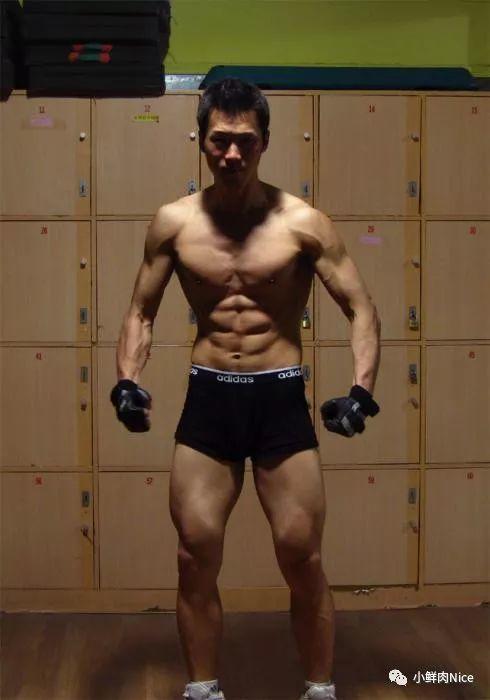 试衣间拍摄的肌肉男，身材比例好完美