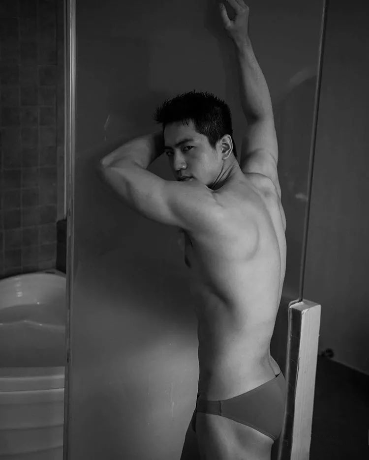 只穿内裤去操场健身的肌肉男浴室照更惊人！ 时尚型男 第28张