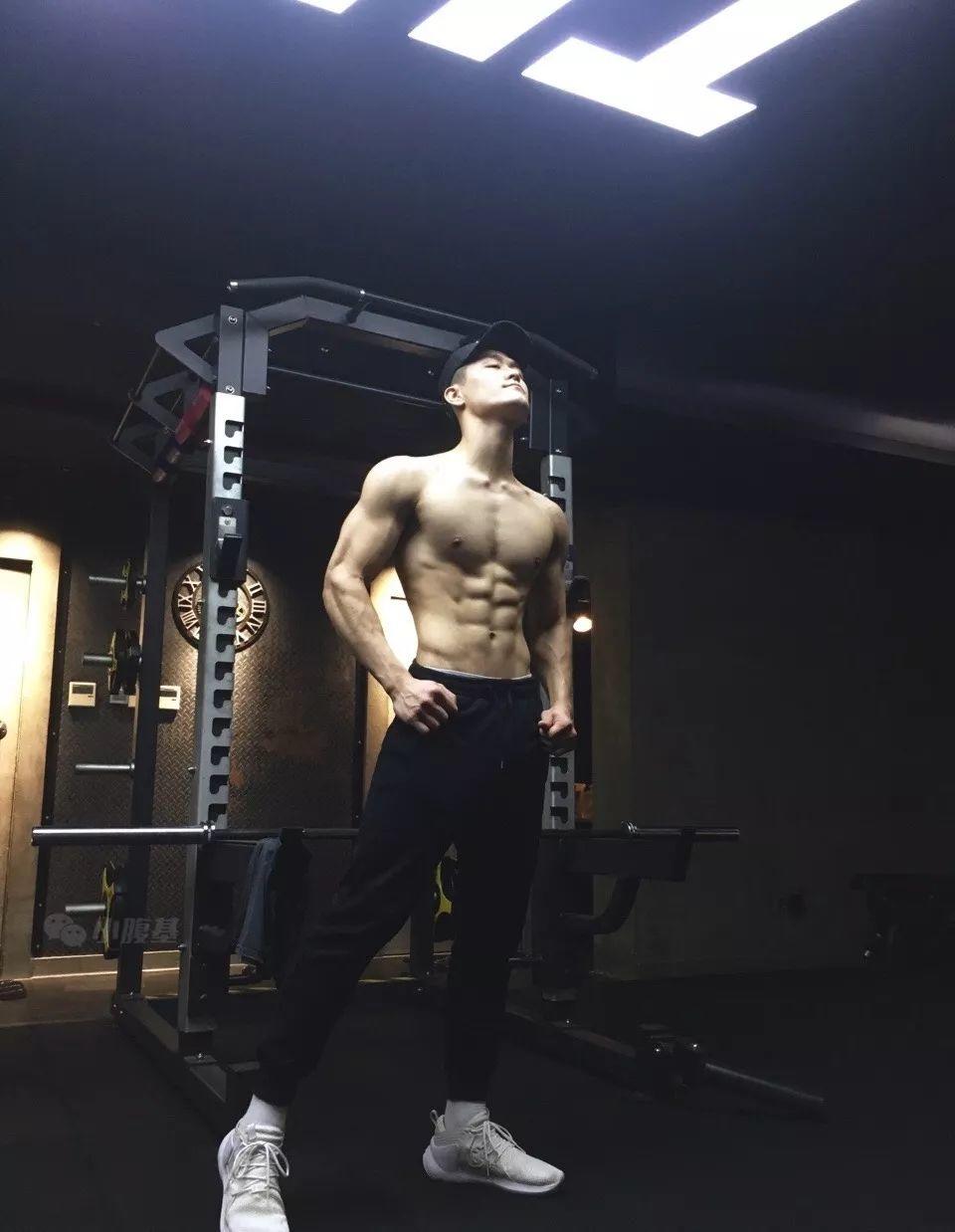 健身教练居然是模特！来自广东的180大肌肉帅哥！