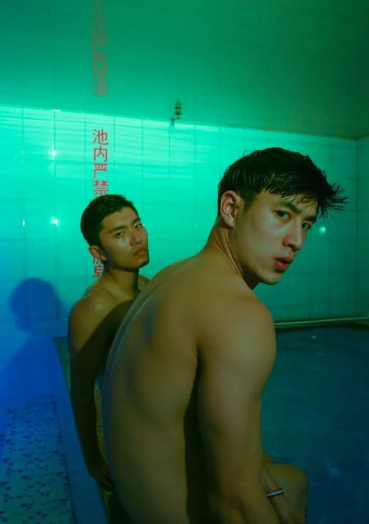 郑州大学篮球队运动帅哥澡堂泡澡被拍 时尚型男 第1张
