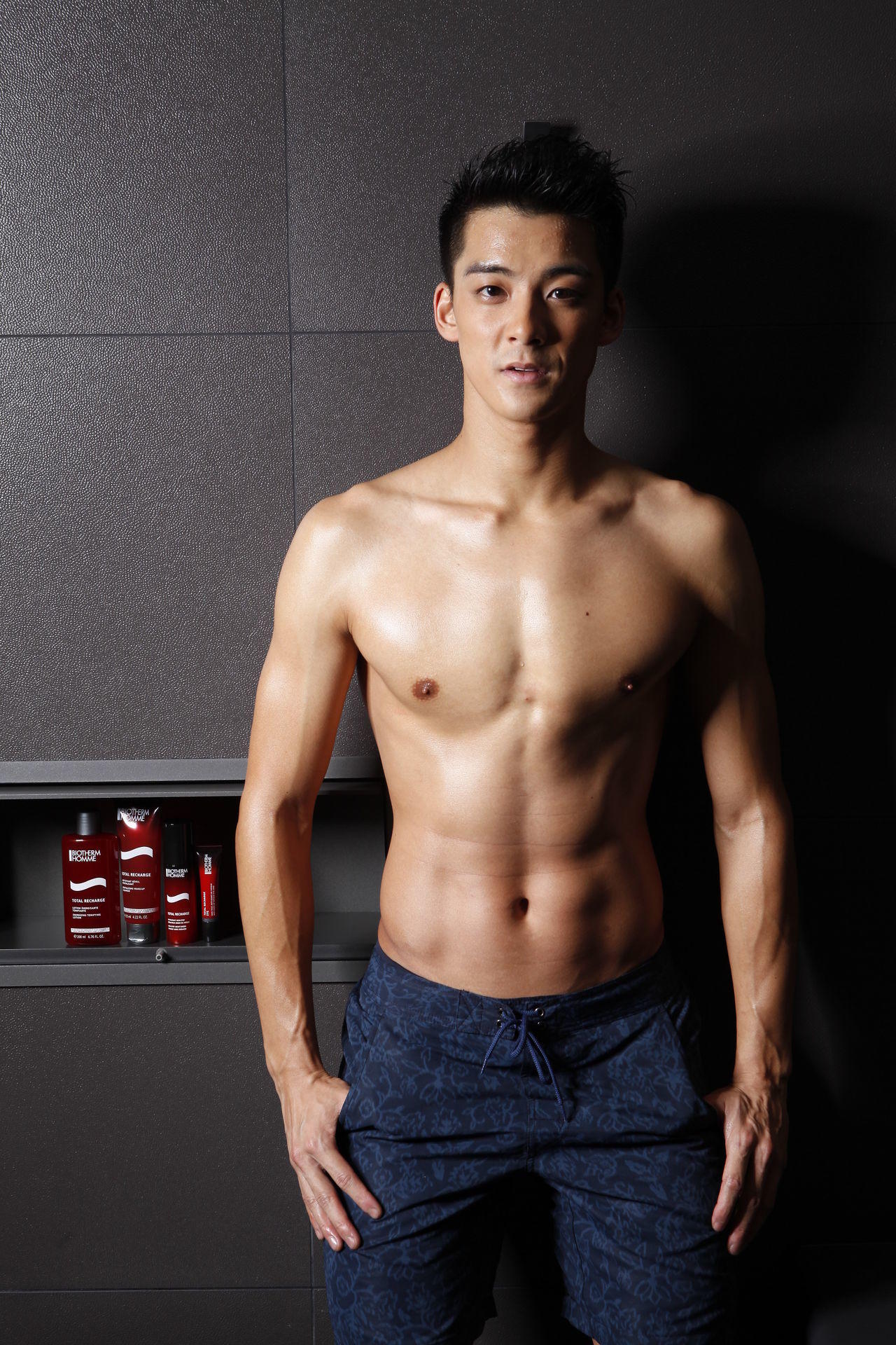 42寸胸肌+前泳队健将持身，又一卖肉TVB男星上线！