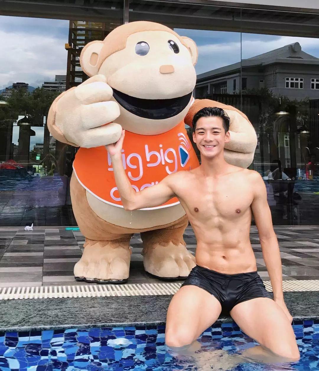42寸胸肌+前泳队健将持身，又一卖肉TVB男星上线！