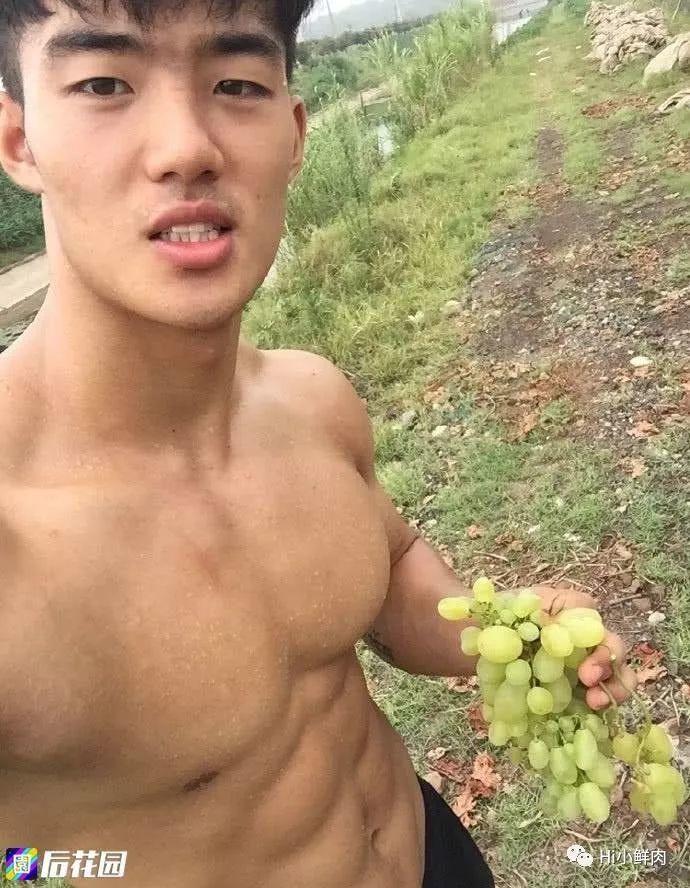 农村小伙地里摘葡萄，身材成了亮点！