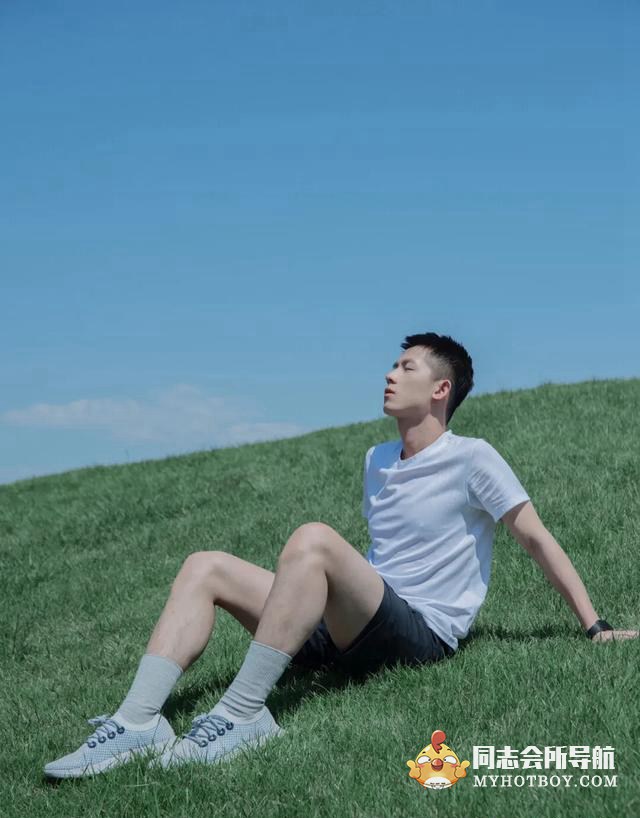 立夏帅哥在北京草坪上的照片 娱乐画报 第1张