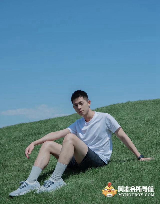 立夏帅哥在北京草坪上的照片 娱乐画报 第3张