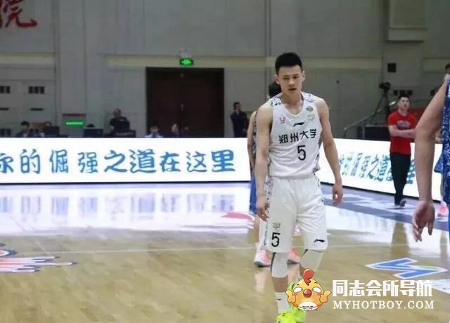 这枚肌肉小狼狗杨文友，他是郑州大学篮球队的5号，颜值出众 时尚型男 第13张