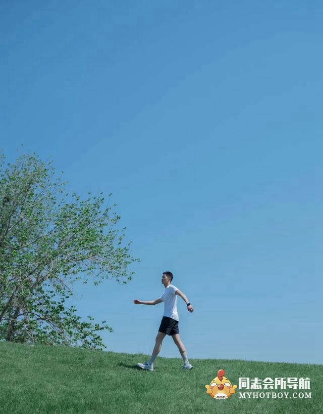 立夏帅哥在北京草坪上的照片 娱乐画报 第6张