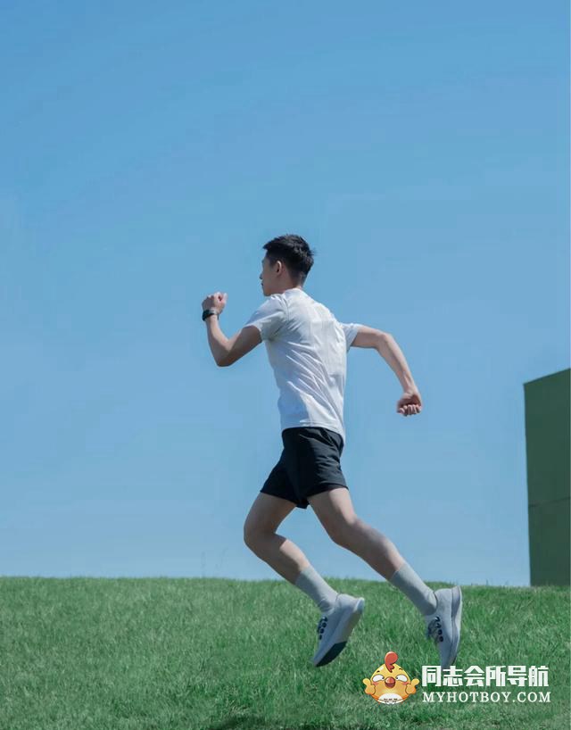立夏帅哥在北京草坪上的照片 娱乐画报 第4张
