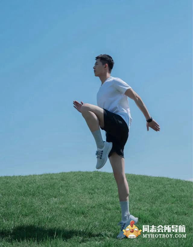 立夏帅哥在北京草坪上的照片 娱乐画报 第7张