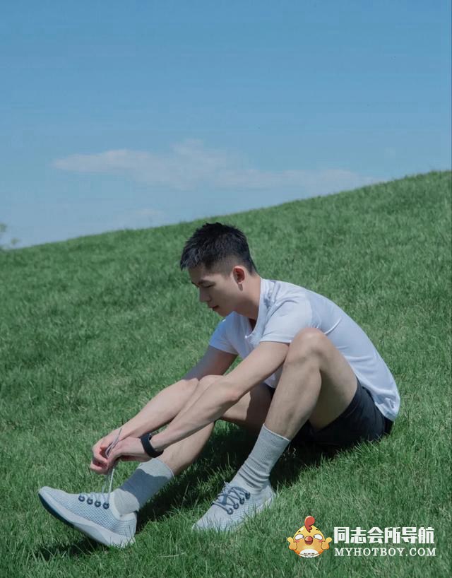 立夏帅哥在北京草坪上的照片 娱乐画报 第5张